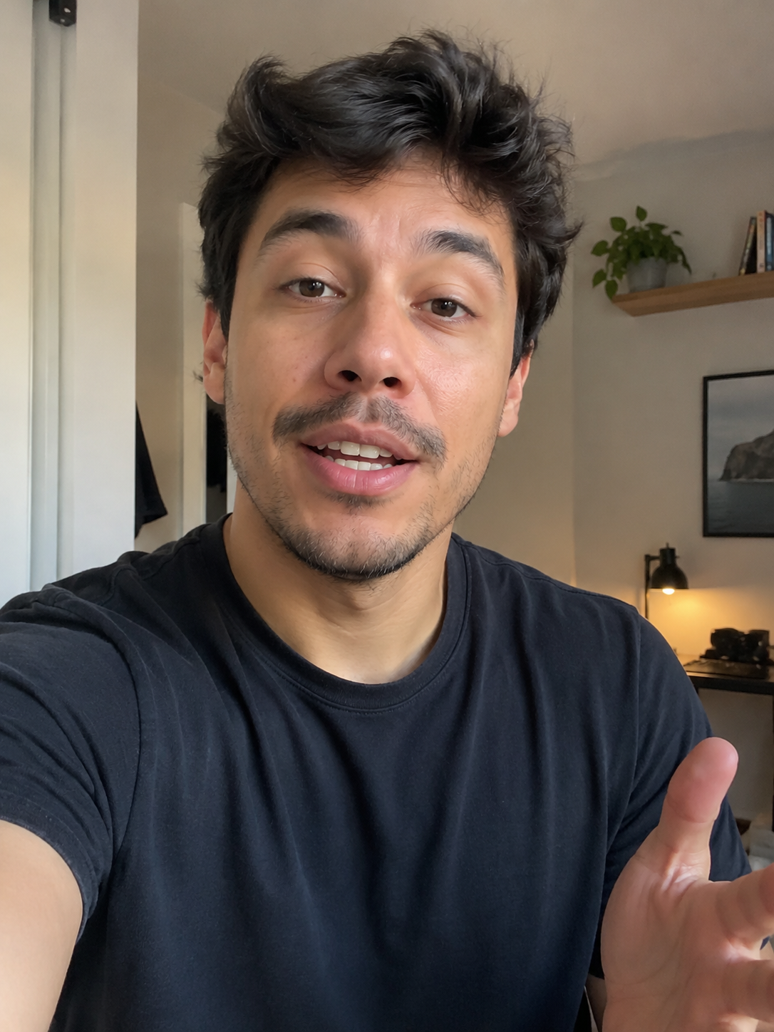 Influenciador de IA falando para a câmera